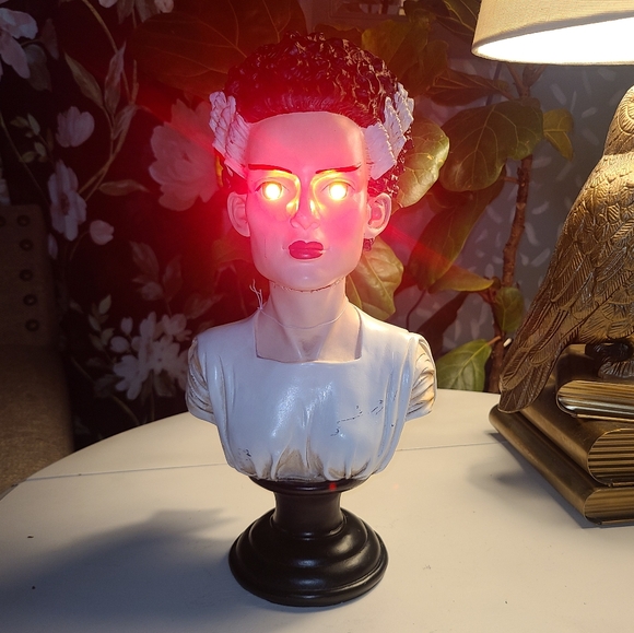 Bride of Frankenstein bust light up Halloween decor 13"x6" - Picture 7 of 11